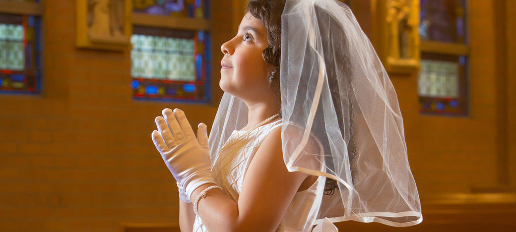 Communion dresses and accessories veil with ribbon, satin gloves, pearl necklace