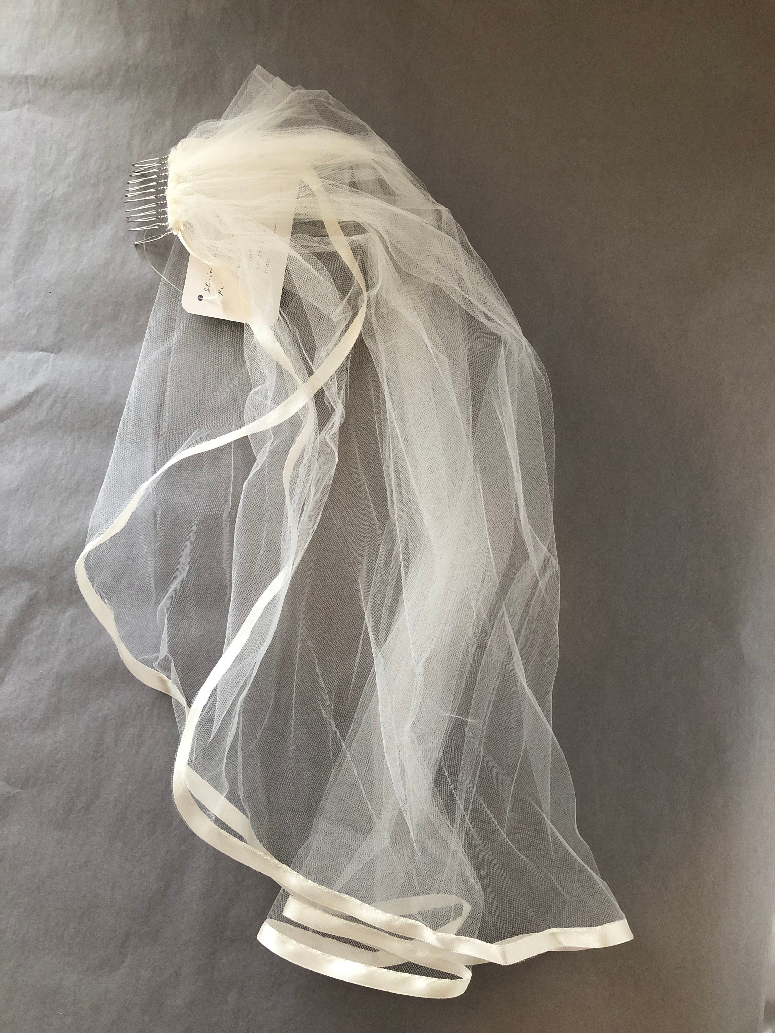 https://www.strasburgchildrens.com/cdn/shop/products/communion-veil-ribbon-edge-strasburg-children-communion-veil-ribbon-edge-headdress-first-holy-communion-outfit-tulle-religious-veils-28807855243346.jpg?v=1649162014